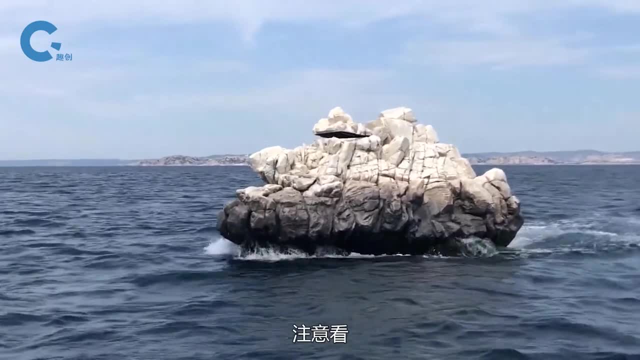 巨大岩石在海上高速移动竟是法国艺术家的杰作