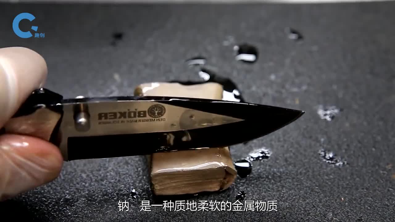 印度小哥将一公斤钠扔进湖里转身就跑下一秒场面失控了