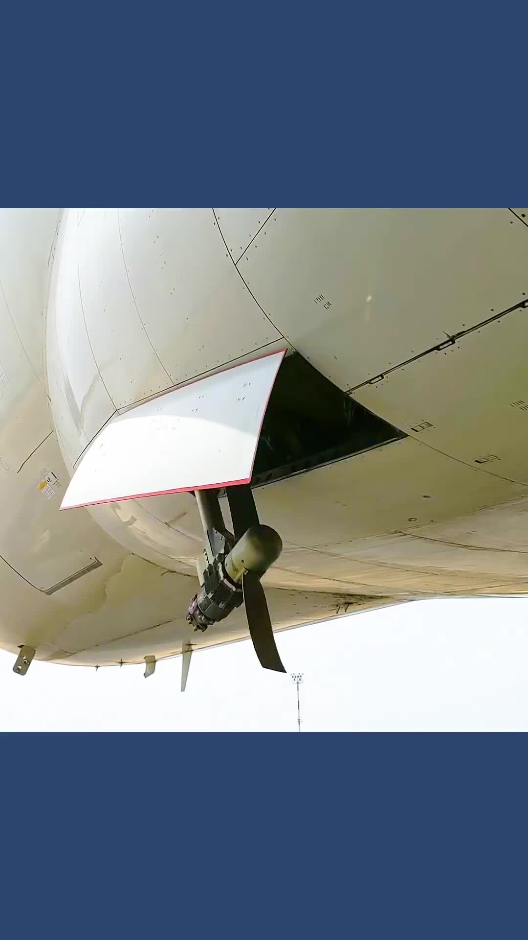 隐藏在飞机底部的小风扇危机时刻才会弹出来帮助飞机安全着陆