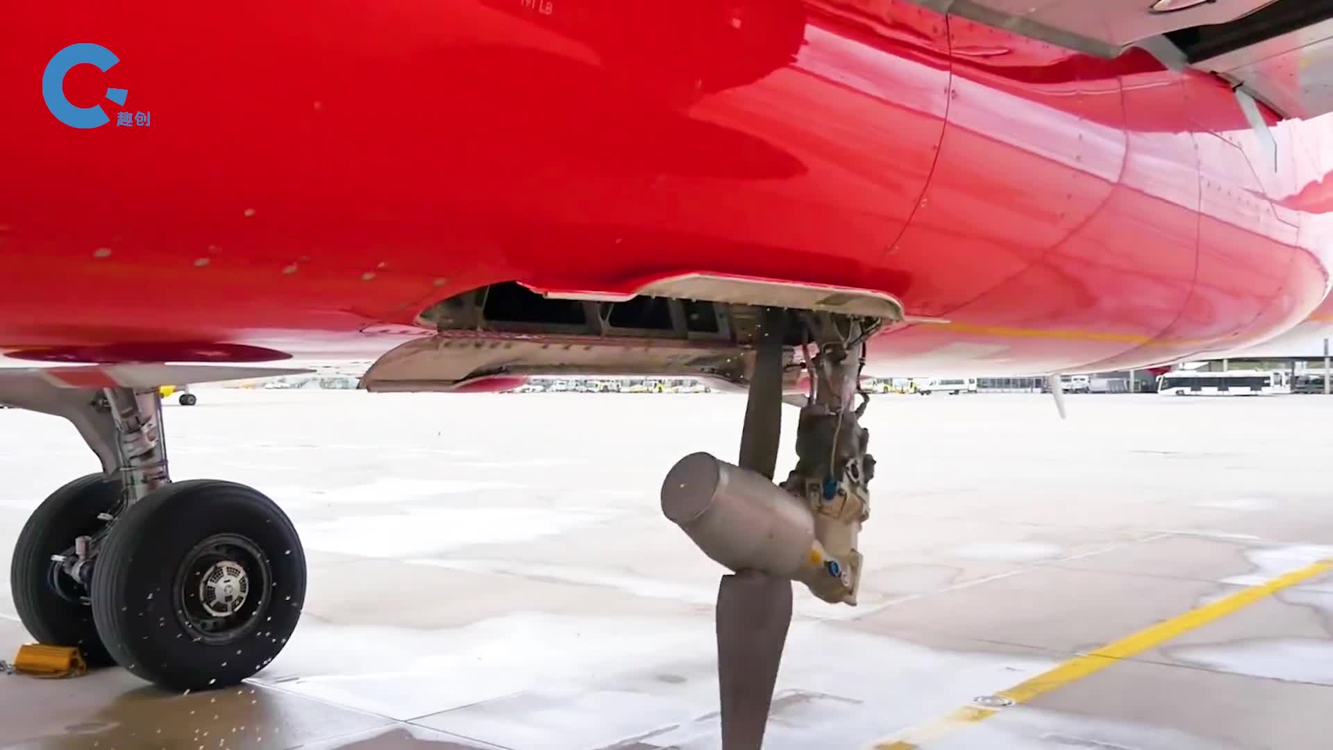 隐藏在飞机底部的小风扇紧急时刻就会弹出来