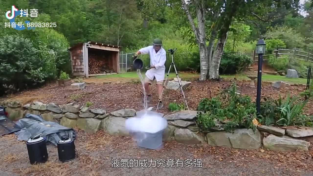 液氮的威力究竟有多强将其从5楼倒下再看汽车的下场就知道了