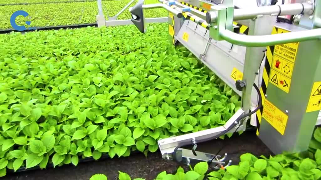 菜地里也能用吸尘器把菜叶割下来的同时吸起来