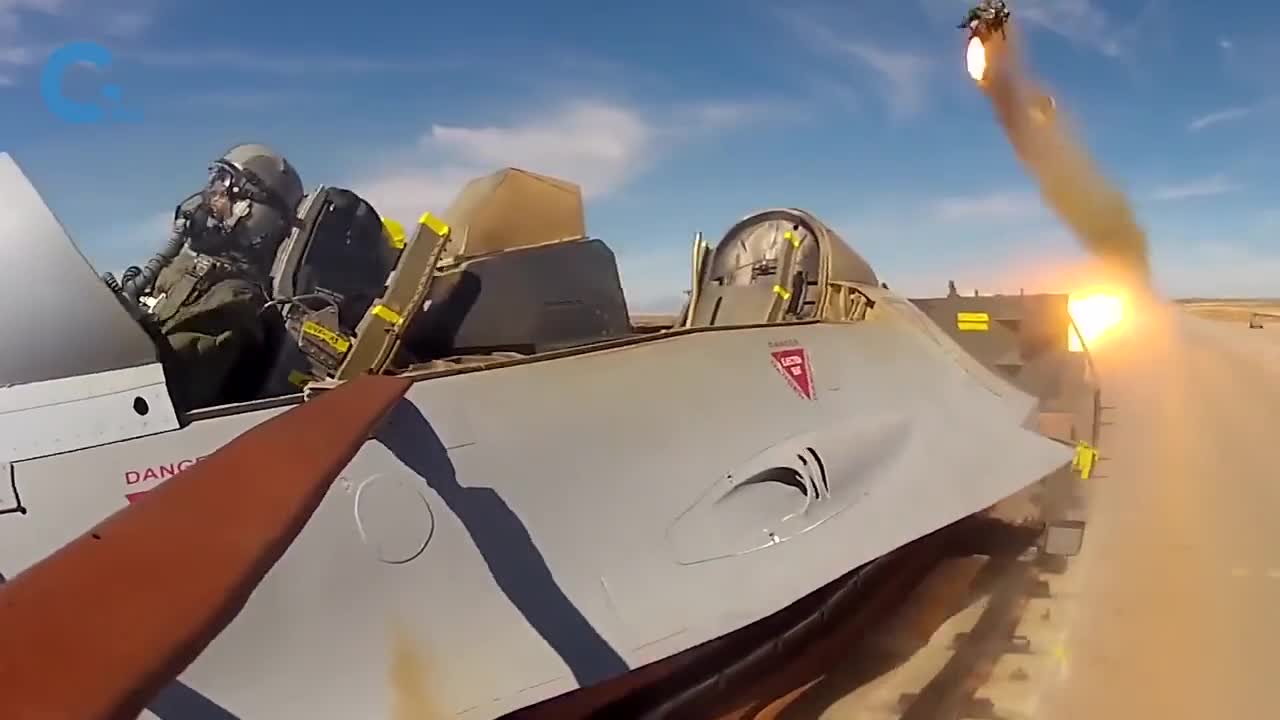 飞行员的保命装置能让座椅像窜天猴一样弹上天