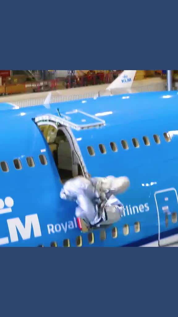 飞机上的逃生滑梯为什么打开一次这么贵