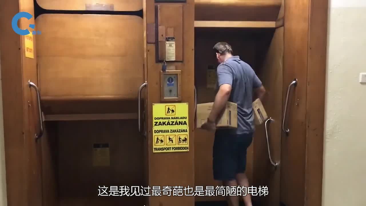 没有安装门的电梯上下电梯只有一瞬间你能抓住机会吗