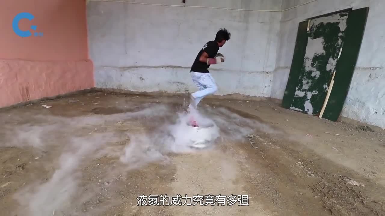 用196C的液氮冷冻蹦床它的弹性还会有多大用24公斤哑铃试试