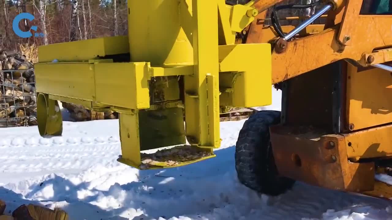 把整根木头举起来不断下降不断劈