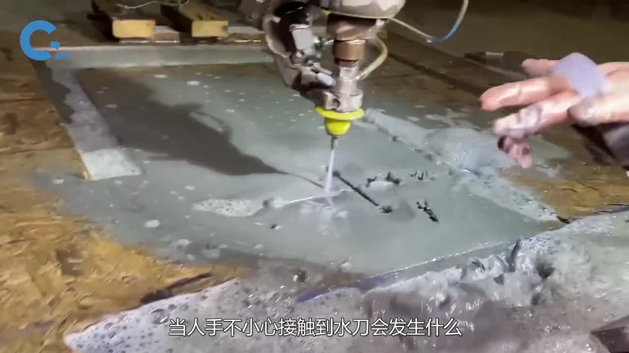 水刀的威力究竟有多强老外用手掌模型进行测试看着就很疼