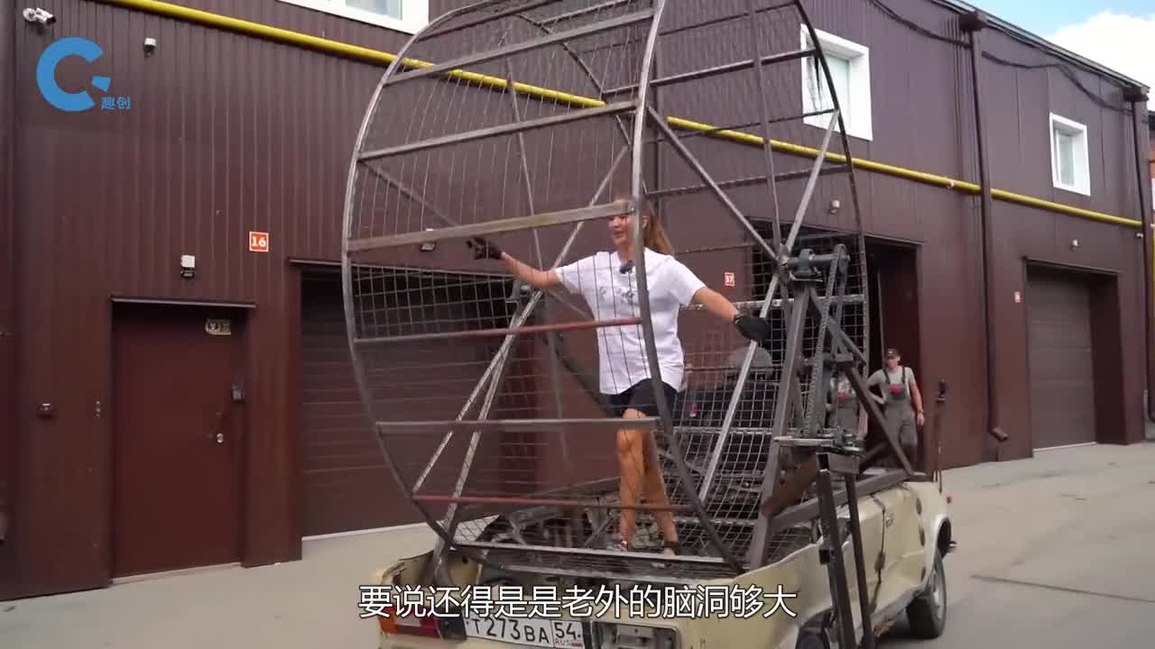 史上最奇葩的人力汽车通过跑轮驱动车辆百公里油耗5个大馒头