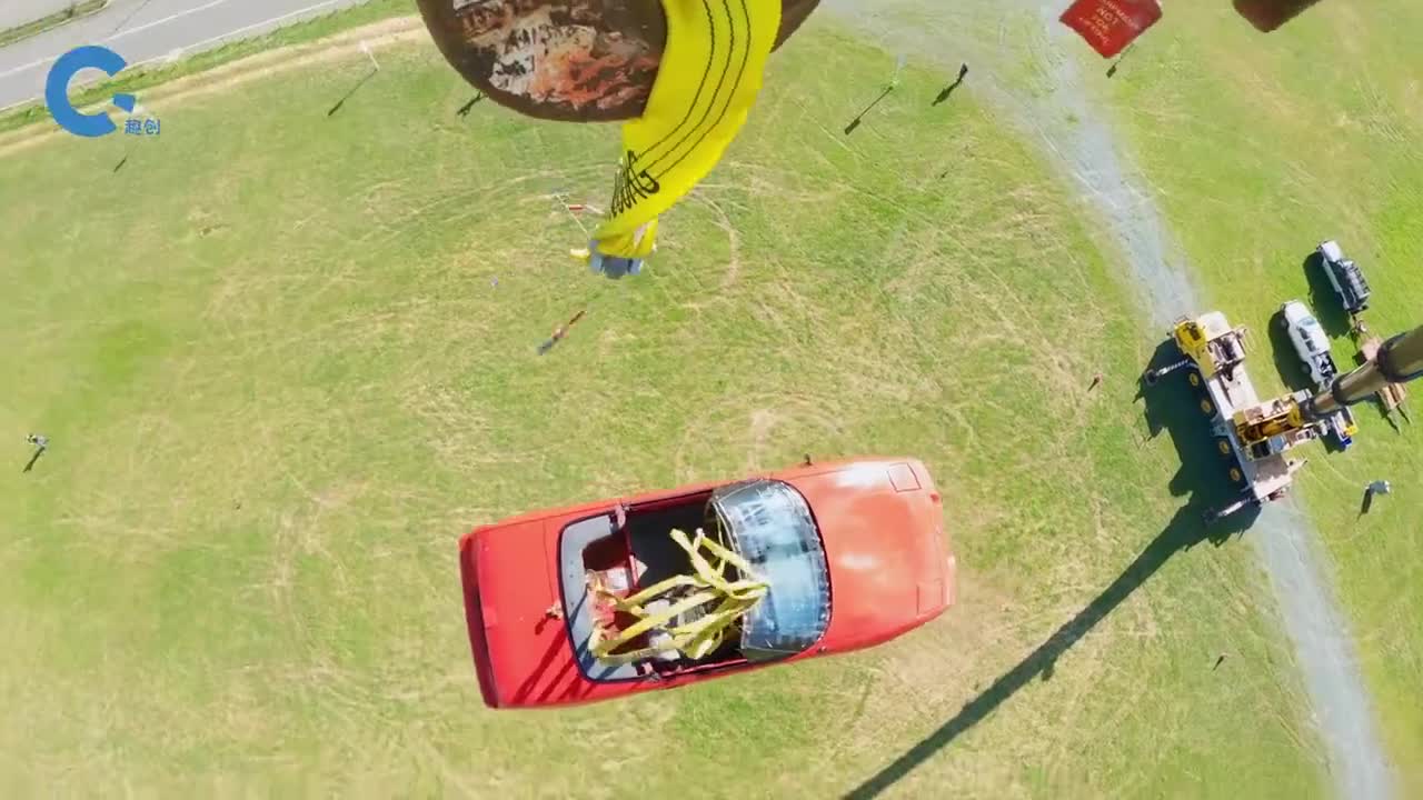 将报废跑车从45米高空扔下下方摆放着7根大铁钉