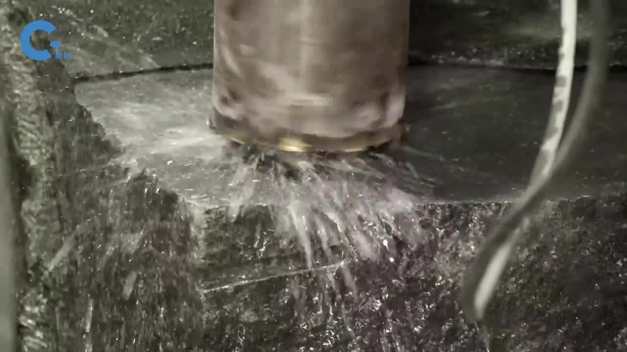 用空心钻头在石头上钻满圆孔就能制作出石锅