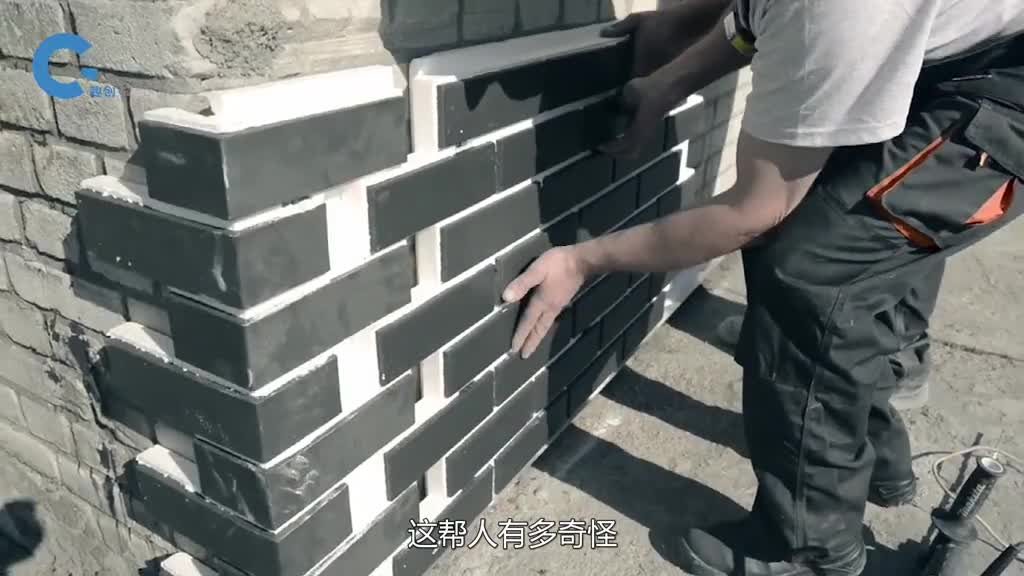 国外盖房的神奇操作盖好的房子要再铺一层泡沫砖用来干什么