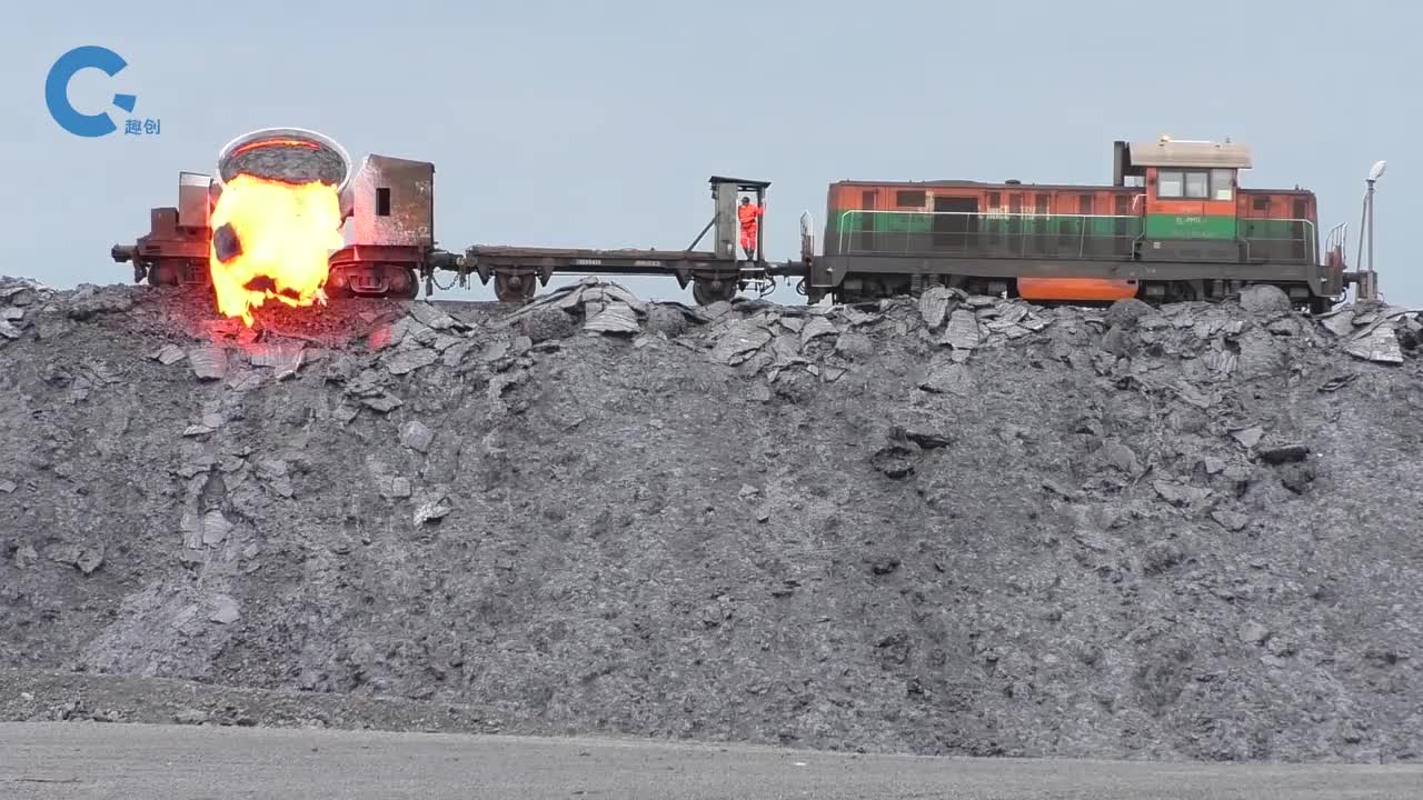 背着火焰锅的卡车专门运载1300度高温废渣