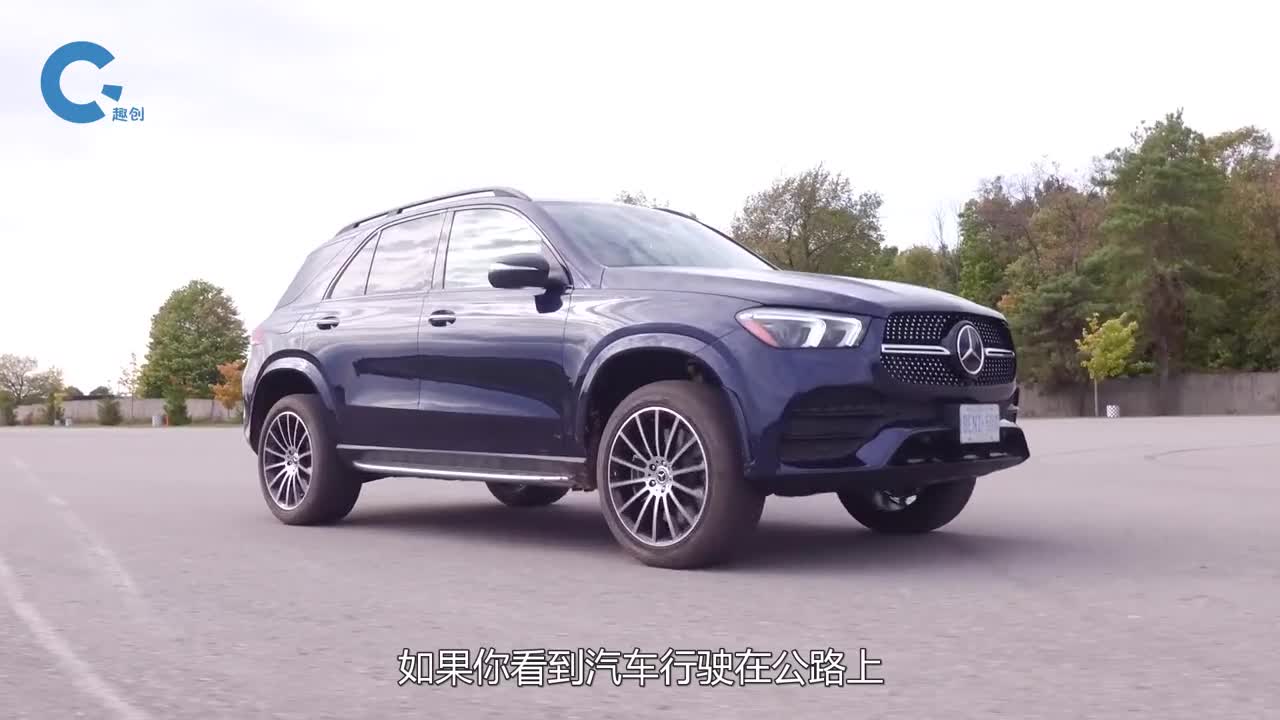 豪车上的空气悬挂气囊一上一下来回运动