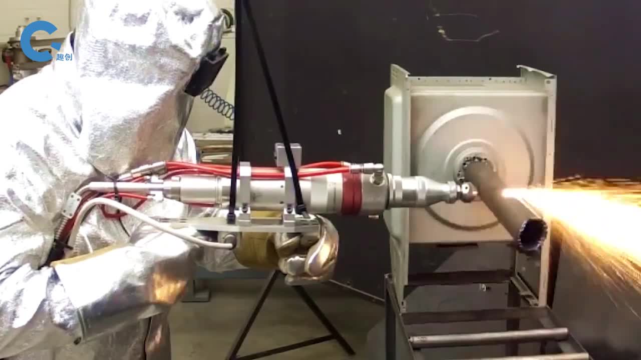 国外发明蛇臂机器人能够发射出高能量激光