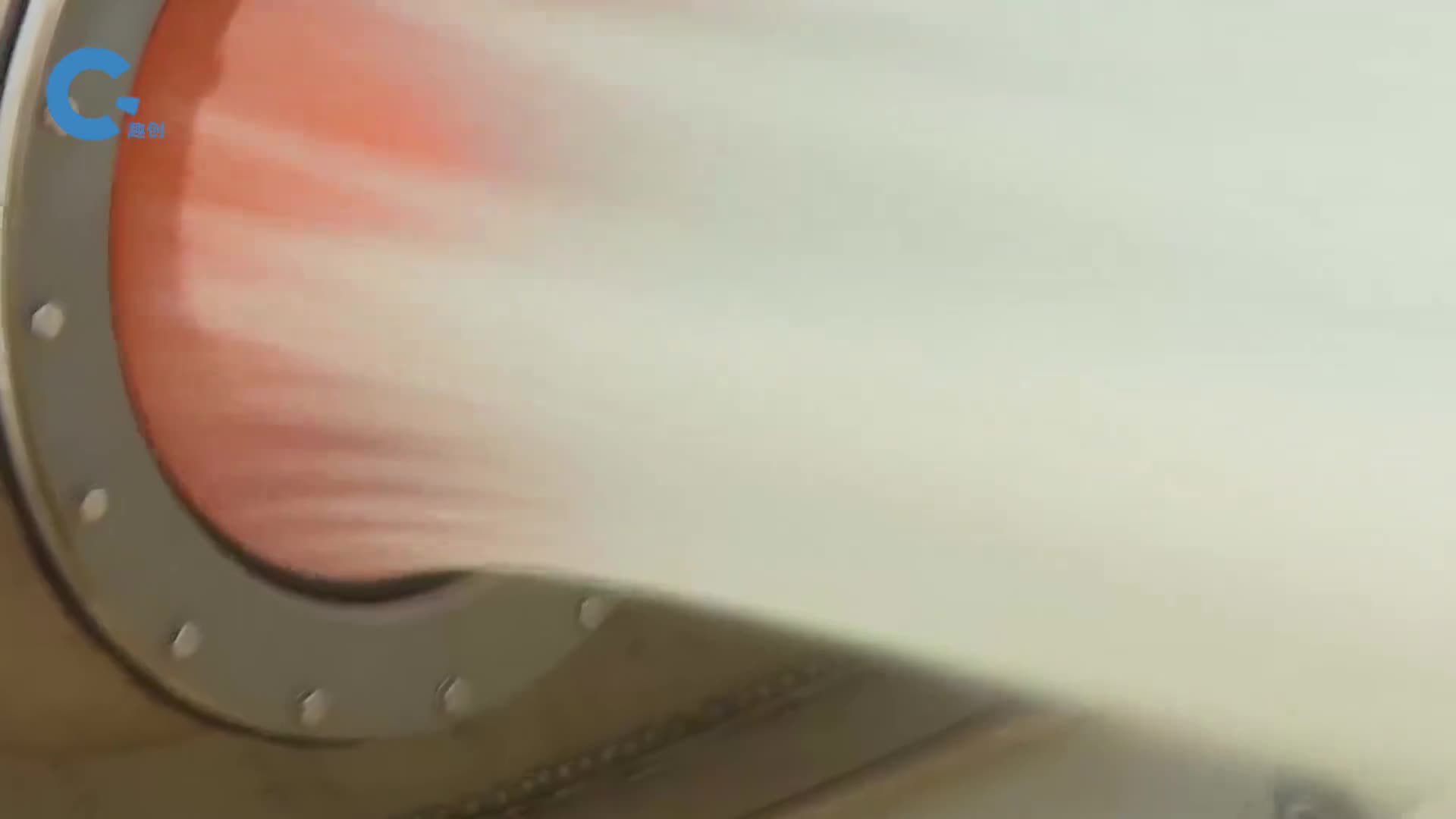 高效率的空中灭火系统装水就像装子弹一样