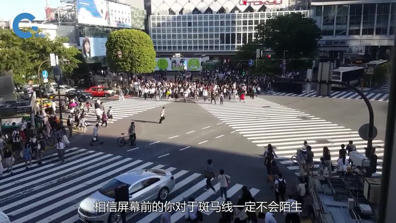 英国十字路口取消红绿灯将马路变成显示屏过马路更安全