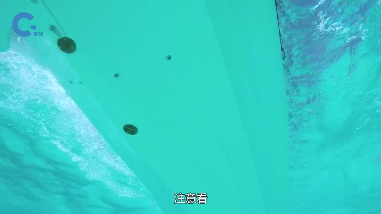 模仿鲨鱼设计的摩托艇能钻进水下行驶
