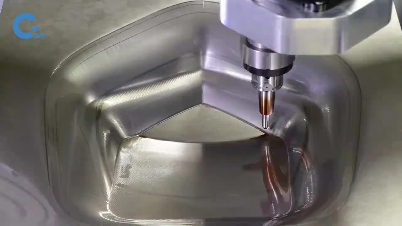 金属锤高速捶打板材就能得到想要的形状