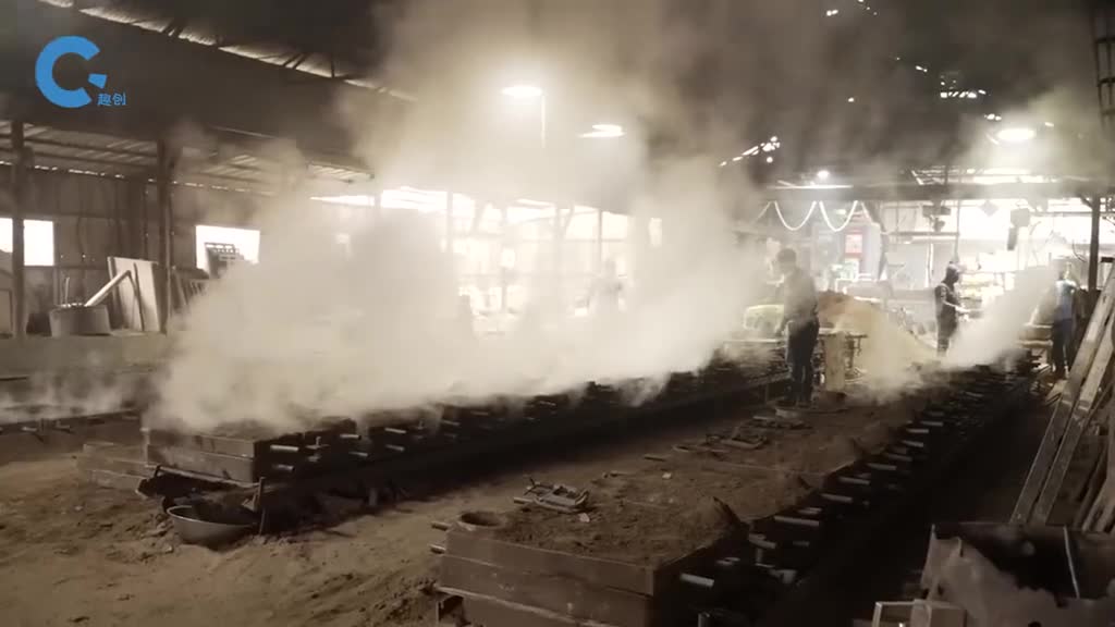 国外是如何制造井盖的把熔化的铁水倒入黄土中