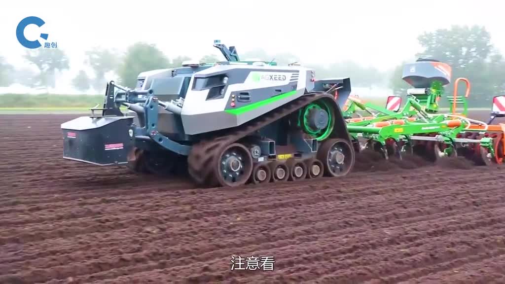 无人驾驶版的松土犁地机最大犁地深度可达40公分