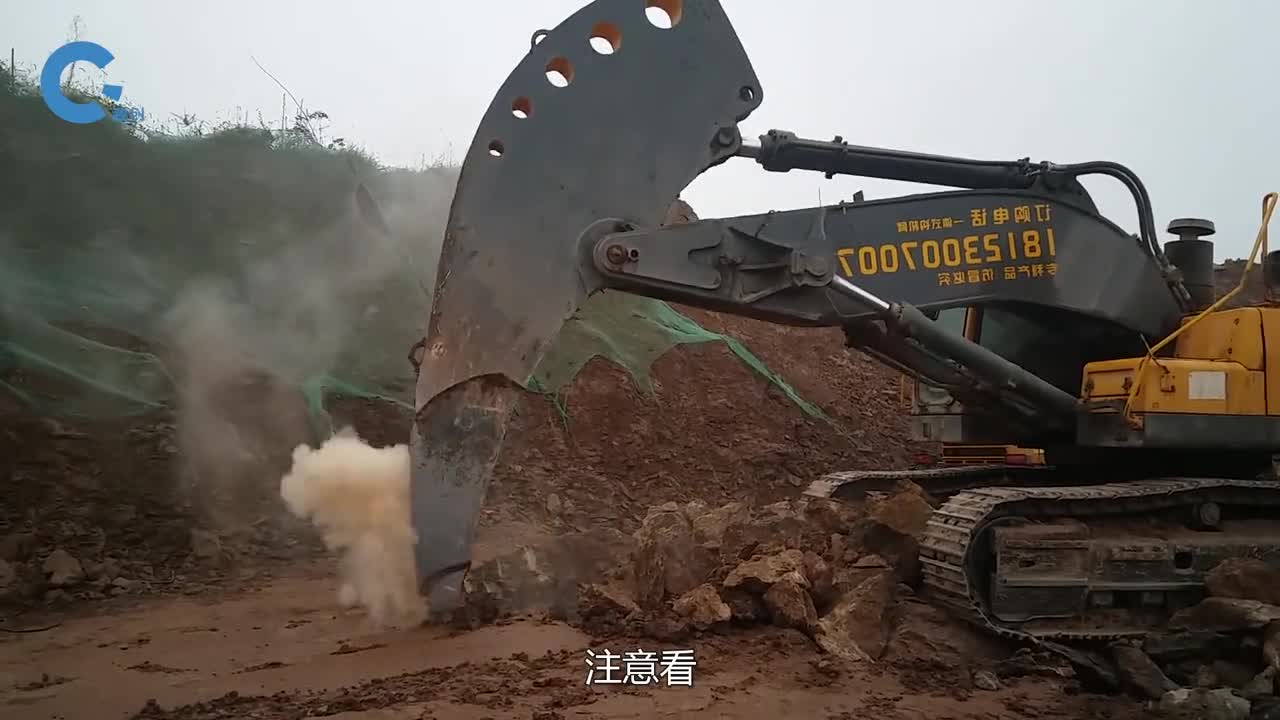 把巨型钩子安装在挖掘机上就能让地面变的支离破碎