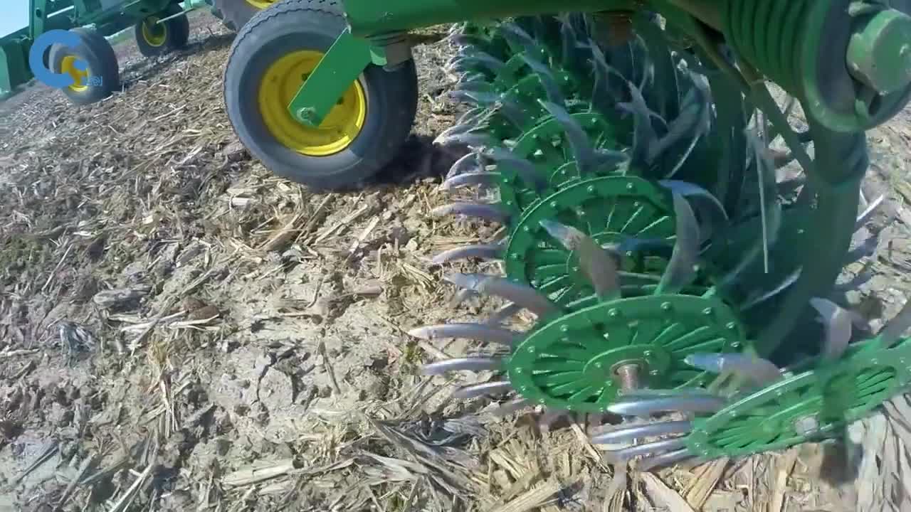 长满倒刺的轮子在农田里翻滚一遍杂草全不见