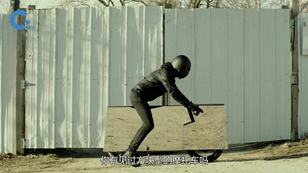 神奇的方形摩托车全身就是一个方块还没有仪表盘