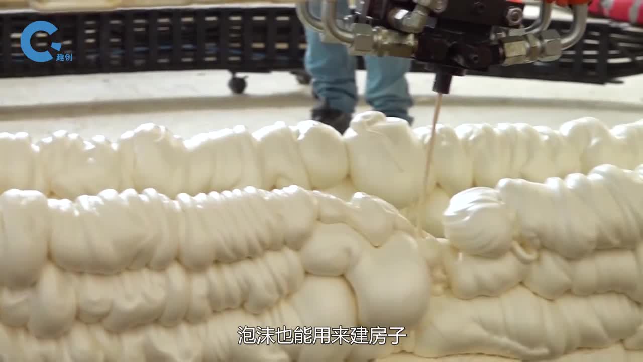 把泡沫一层层堆积成墙面中间填充上混凝土既保温又结实