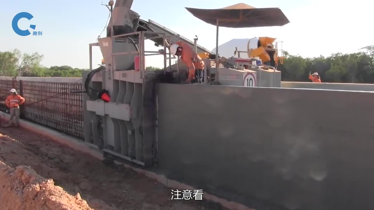 神奇的全自动混凝土浇筑机器开过去一面墙就建完了