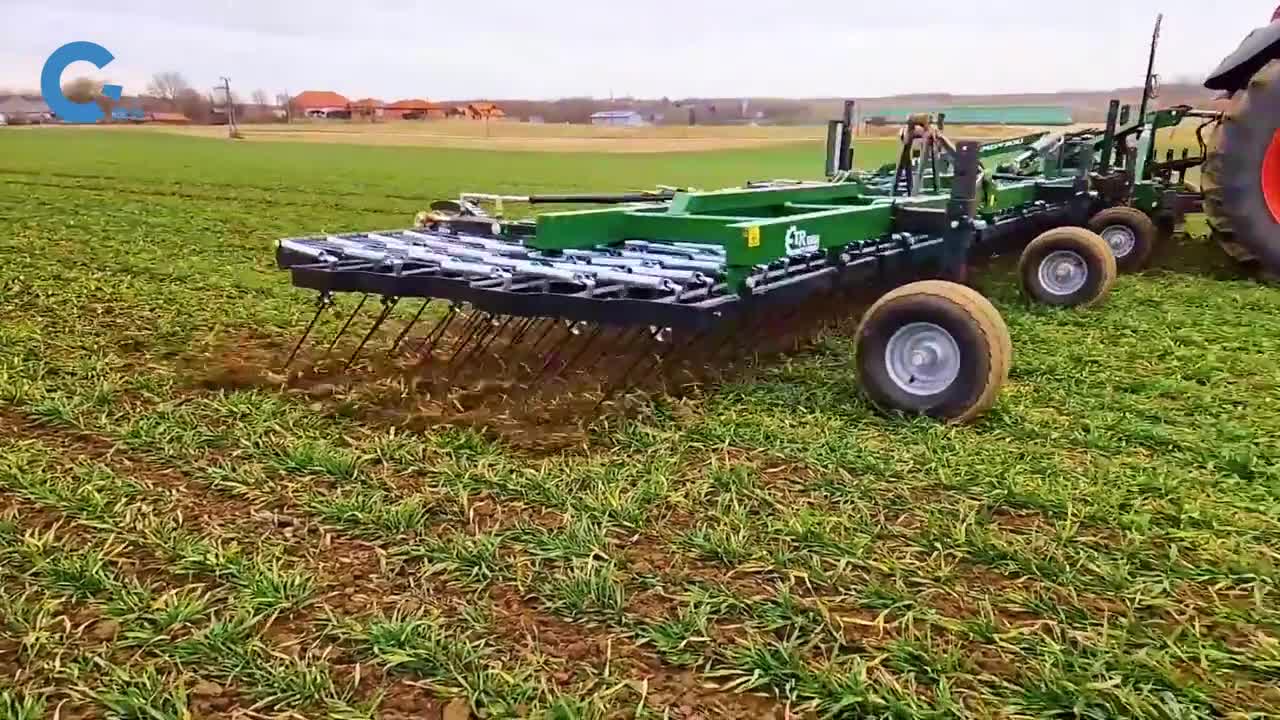 拖着五百根铁棍行驶在农田里就像一把梳子把杂草全部清理出来