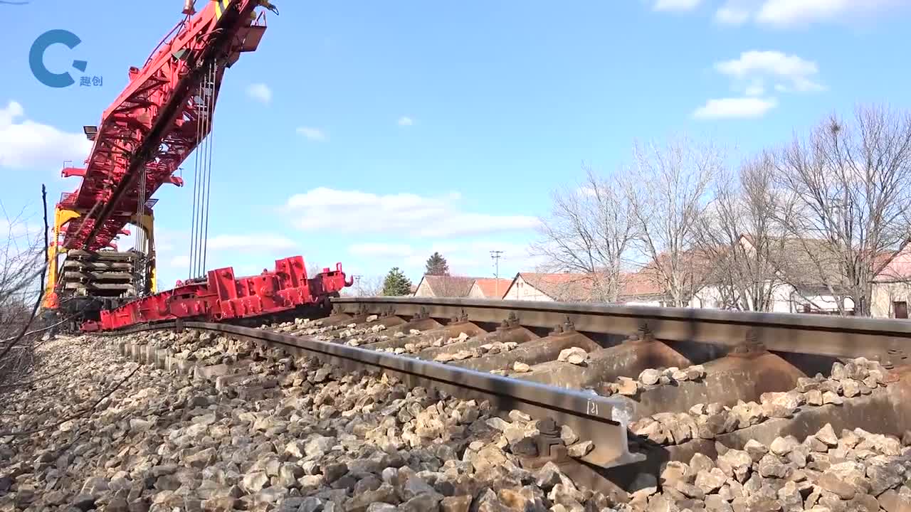 德国发明轨道翻新车不动一颗螺丝