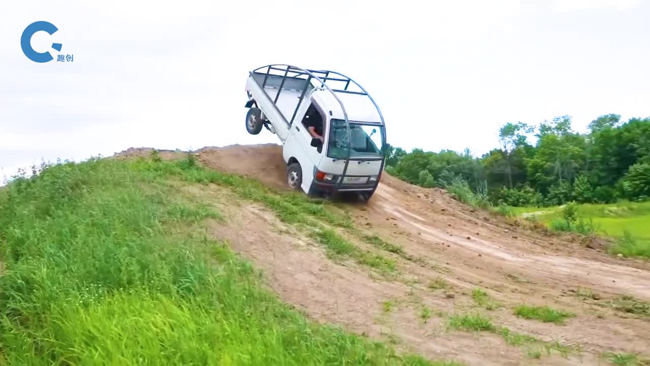 如果给皮卡车安装上弧形框架能实现360度旋转吗