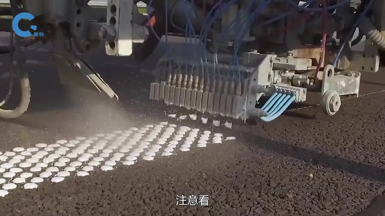 国外研发新型公路标志线由无数个圆点组成