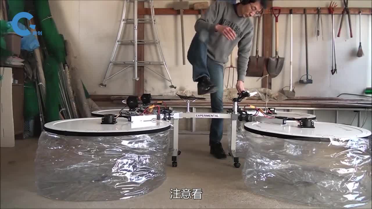 日本大叔发明气垫小车拥有四个超大气囊