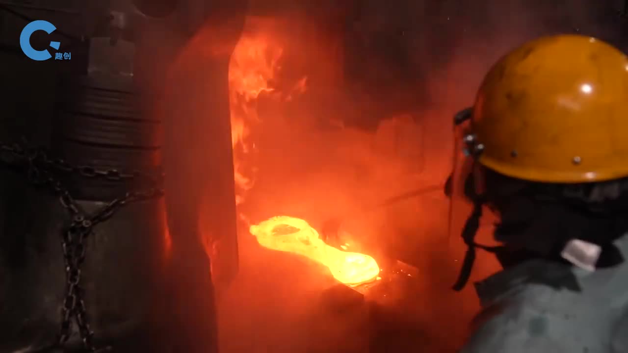 如何制造船用发动机零件8吨重的液压锤敲打