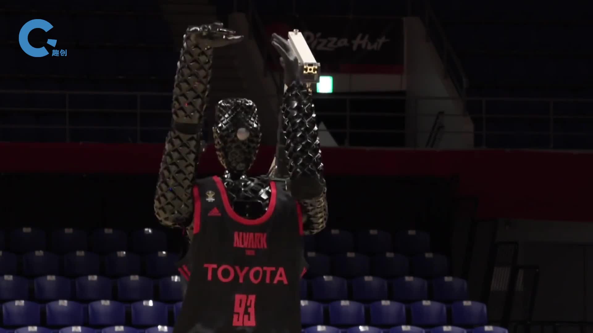 国外发明投篮机器人站在中场位置空心入网