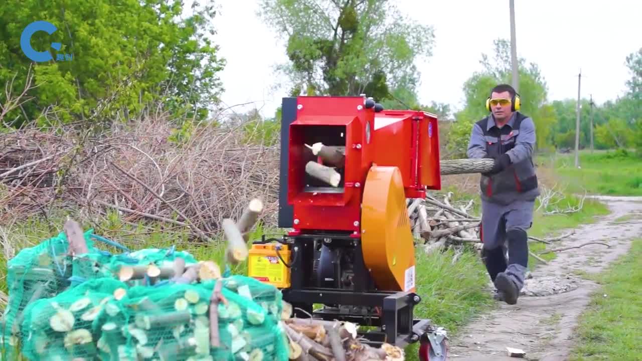 机械化劈木头有多方便一整根放入机器中被分解成好几段吐出来