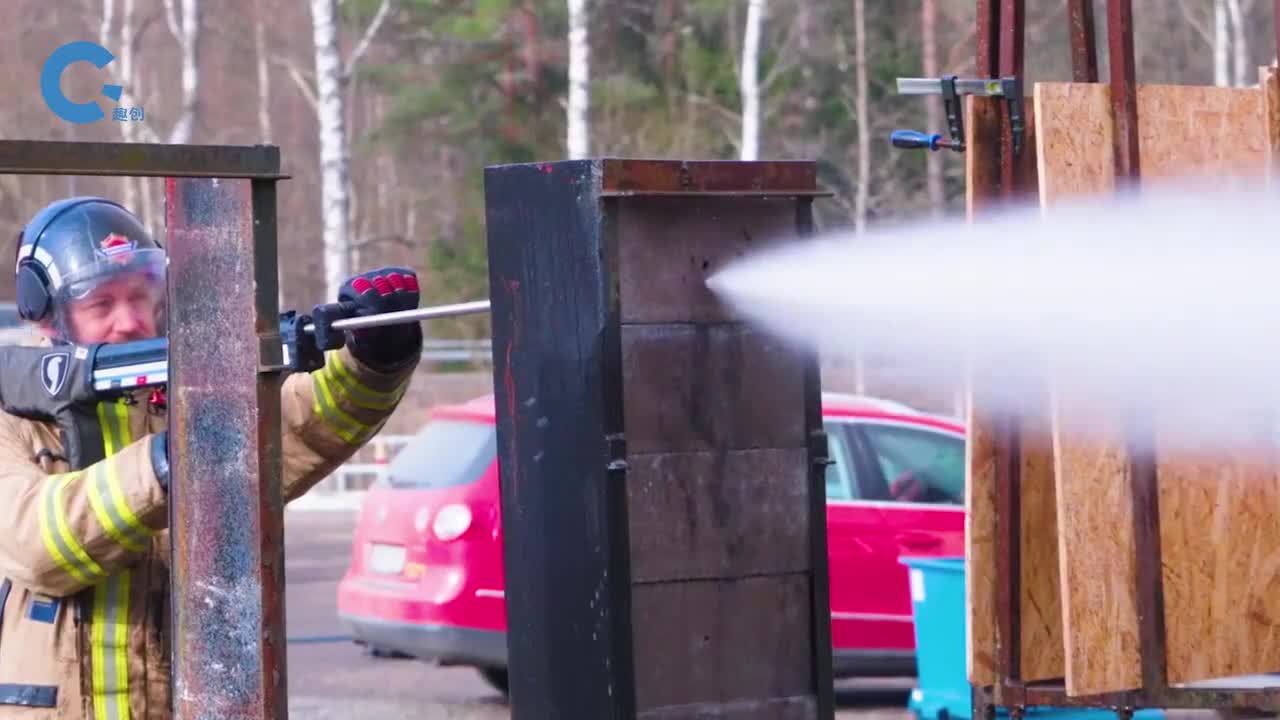 能隔墙灭火的超高压水枪站在外面就能把火灭掉