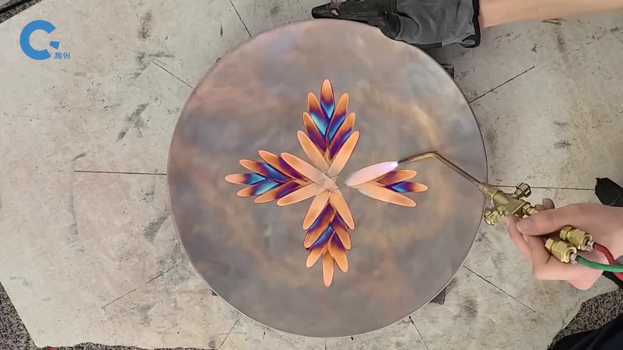 神奇的铜热着色用高温火焰在铜板上喷出花纹