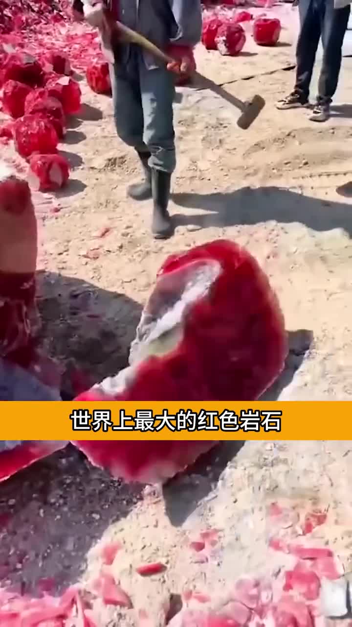 男人户外发现红色宝石