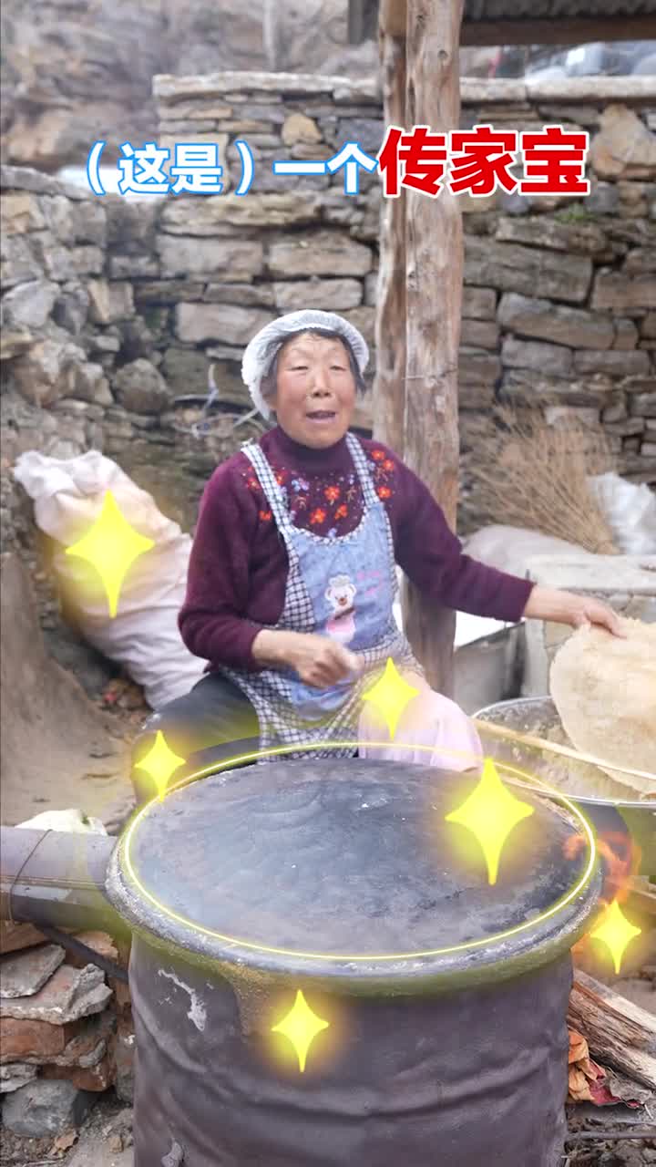 五六十年的传统鏊子泰安66岁大妈的传家宝一天能做三四百张大煎饼