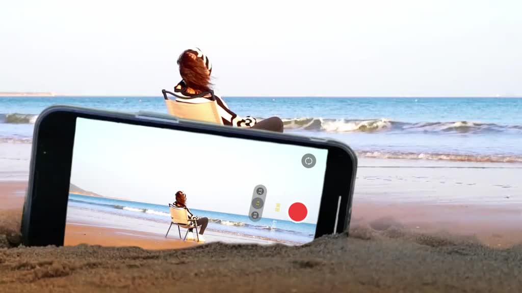 如果你有烦恼就来青岛金沙滩吧在黄昏落日时在亚洲第一滩看一场海就这样静静坐着一头撞进夏日的海风里