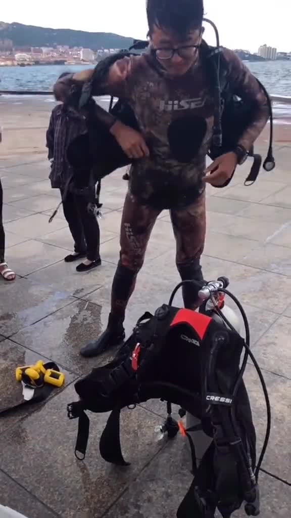 威海小哥准备下海潜水捕参这么冷的天气非常不容易为他点赞吧