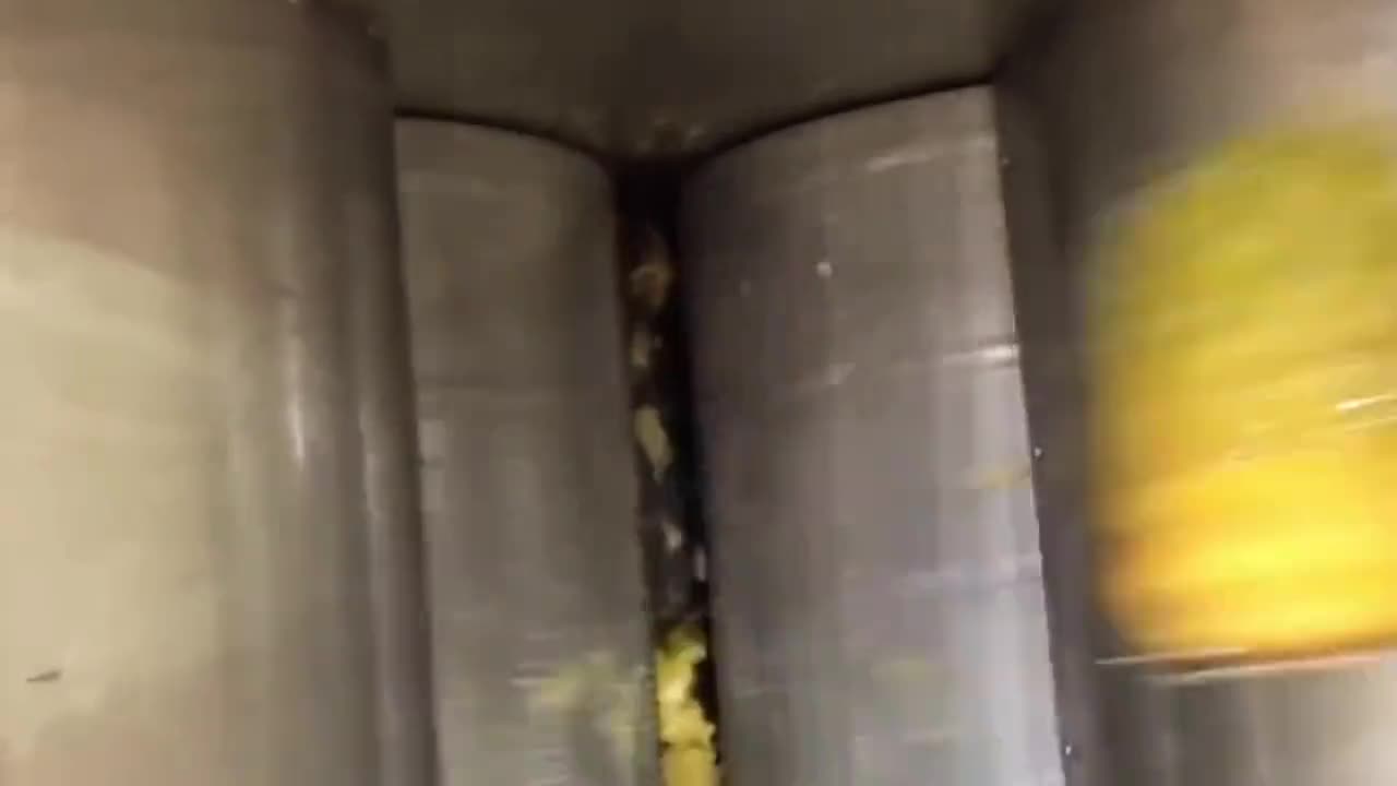 原来菠萝汁是这样加工的从采摘到榨汁如此简单