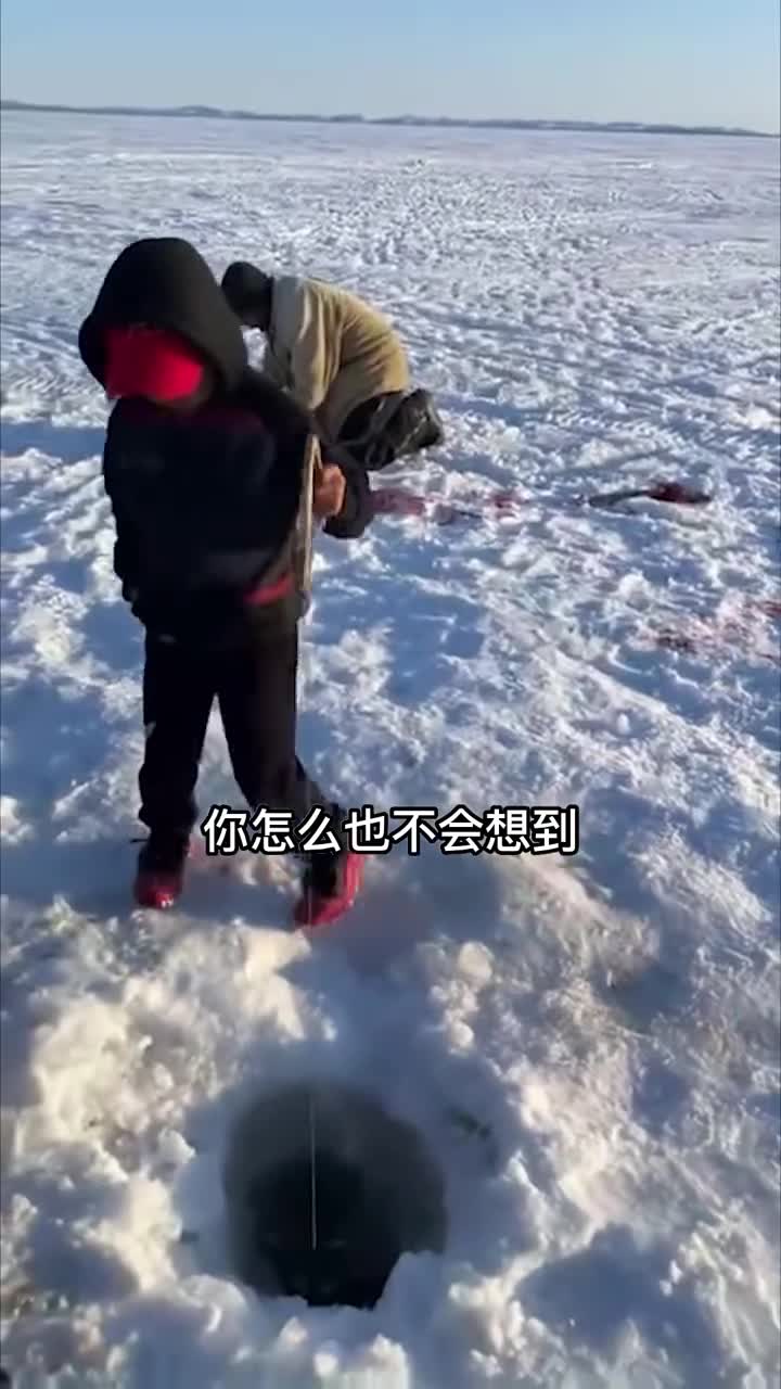 这个小孩掉了一条和自己一样大的鱼