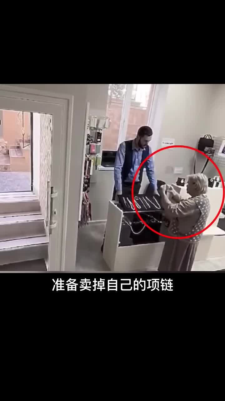 监控拍下的暖心一幕