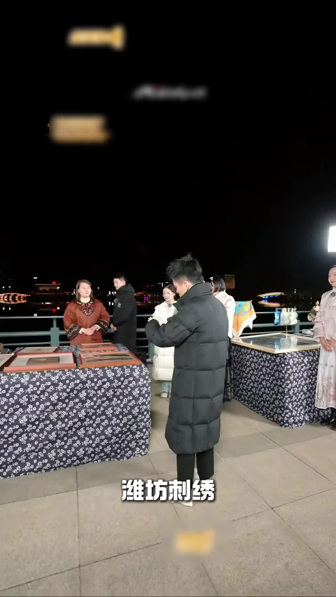 宇辉感受潍坊刺绣针尖上的非遗技艺