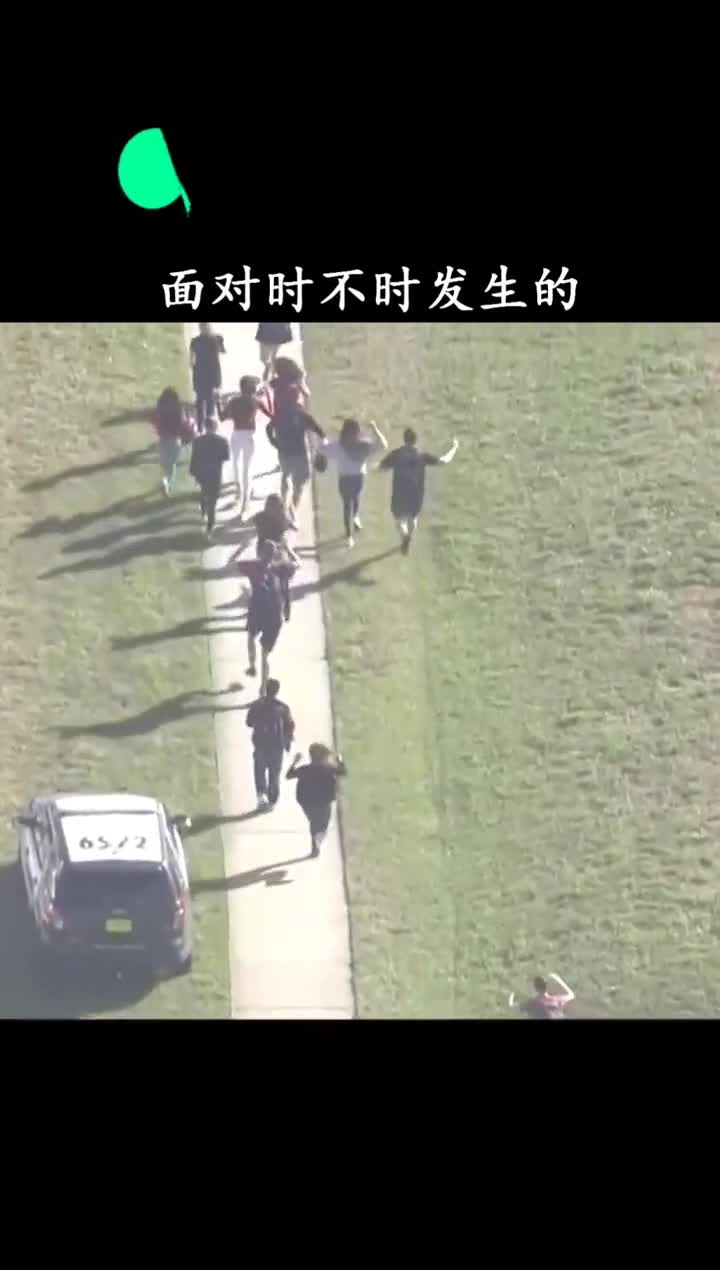 为了防止袭击他们的书包和桌子都是防弹的