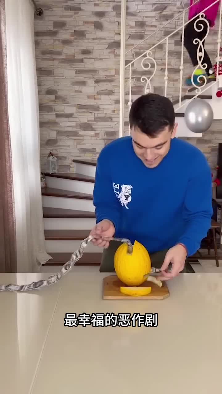 男人恶作剧妻子成功骗到